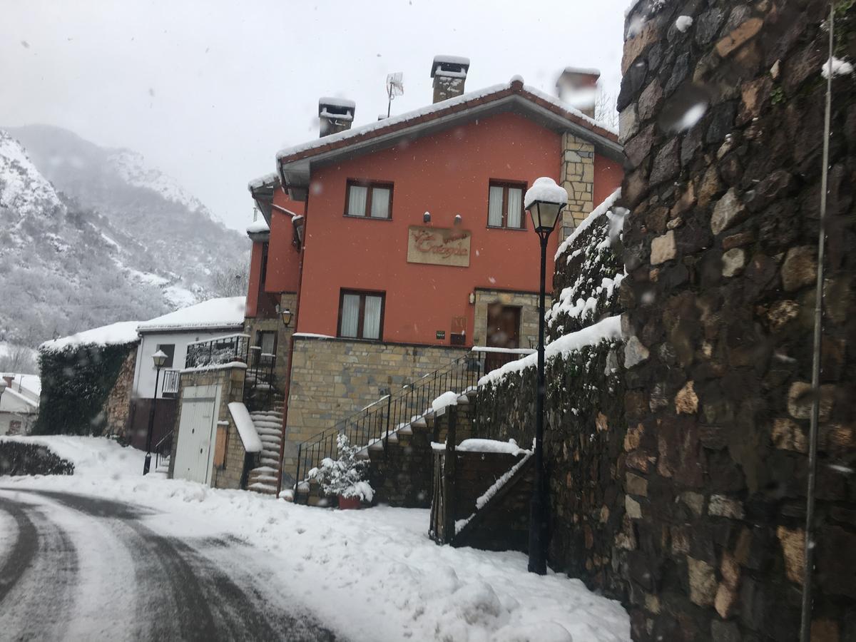 Apartamentos La Guergola Pola de Somiedo Buitenkant foto